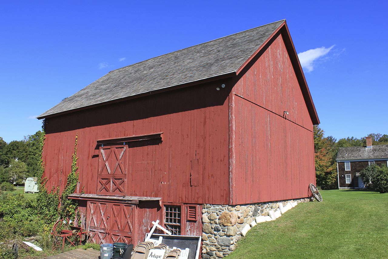 赤でペイントされた木造建てのbarn